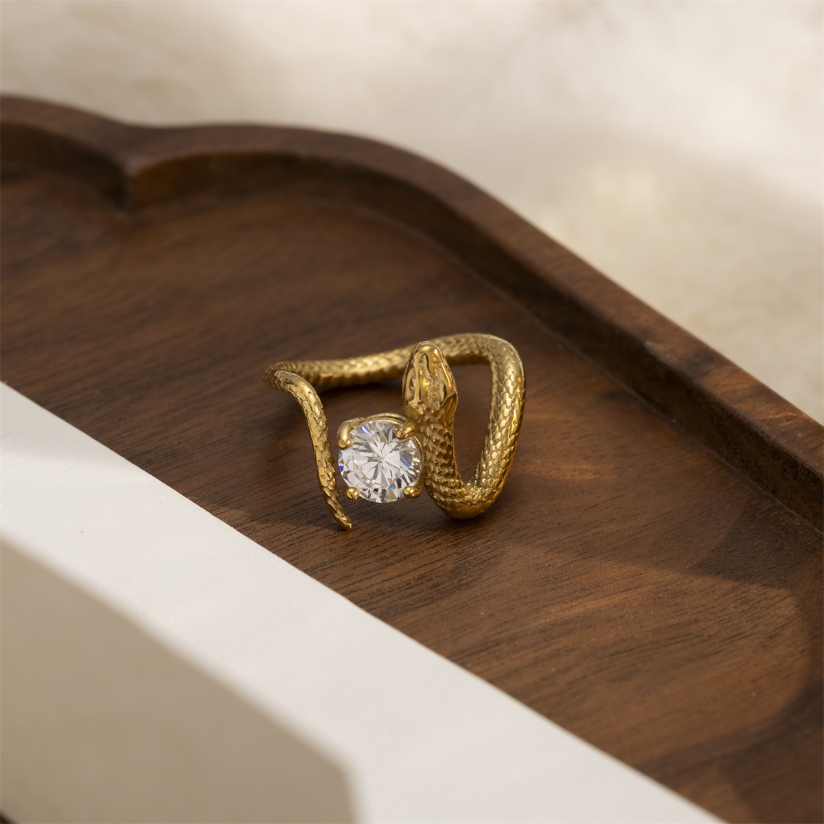 Tena anillo de acero inoxidable europeo y americano femenino no se desvanece personalidad anillo en forma de serpiente sentido de alta gama joyería explosiva transfronteriza al por mayor