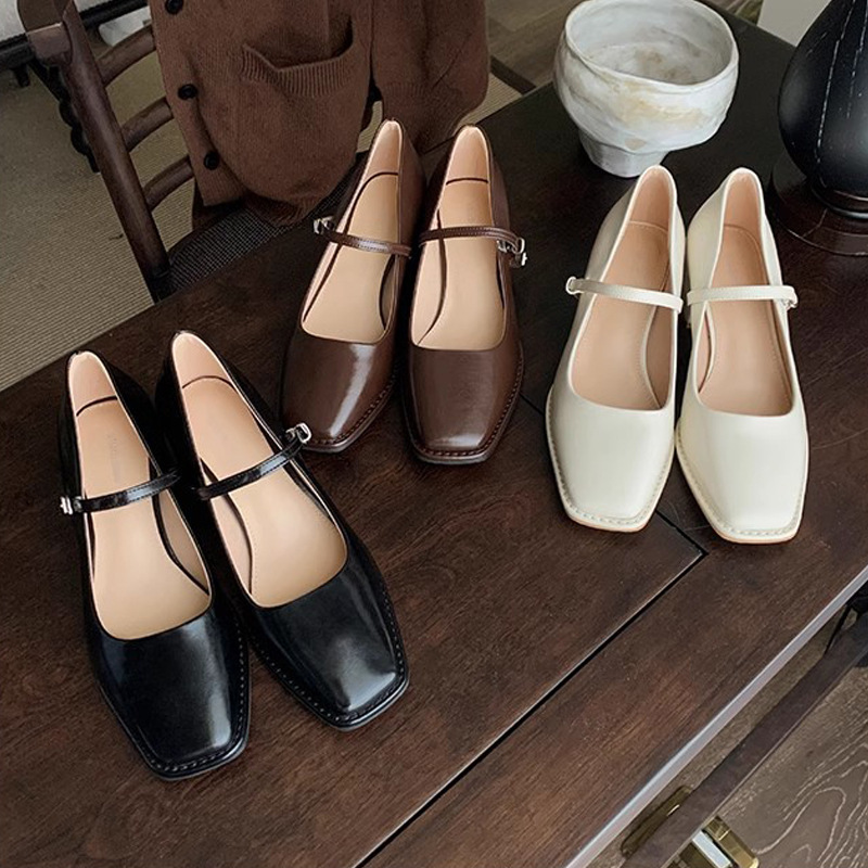 Grava Madre con el mismo temperamento, cabeza cuadrada delgada con una boca superficial, viajes gruesos, tacones altos, zapatos Mary Jane.