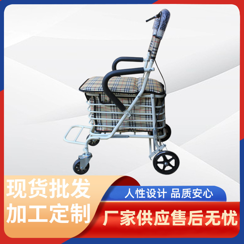 老人のショッピングカートは野菜を買います。車の歩行器を折りたたみます。|undefined