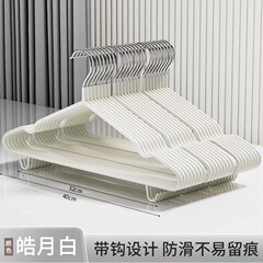 太めの大人はフック付きのプラスチックハンガーを持っています。