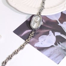 老钱风新品简约复古小金表椭圆形女表小众高级感手链首饰女石英表