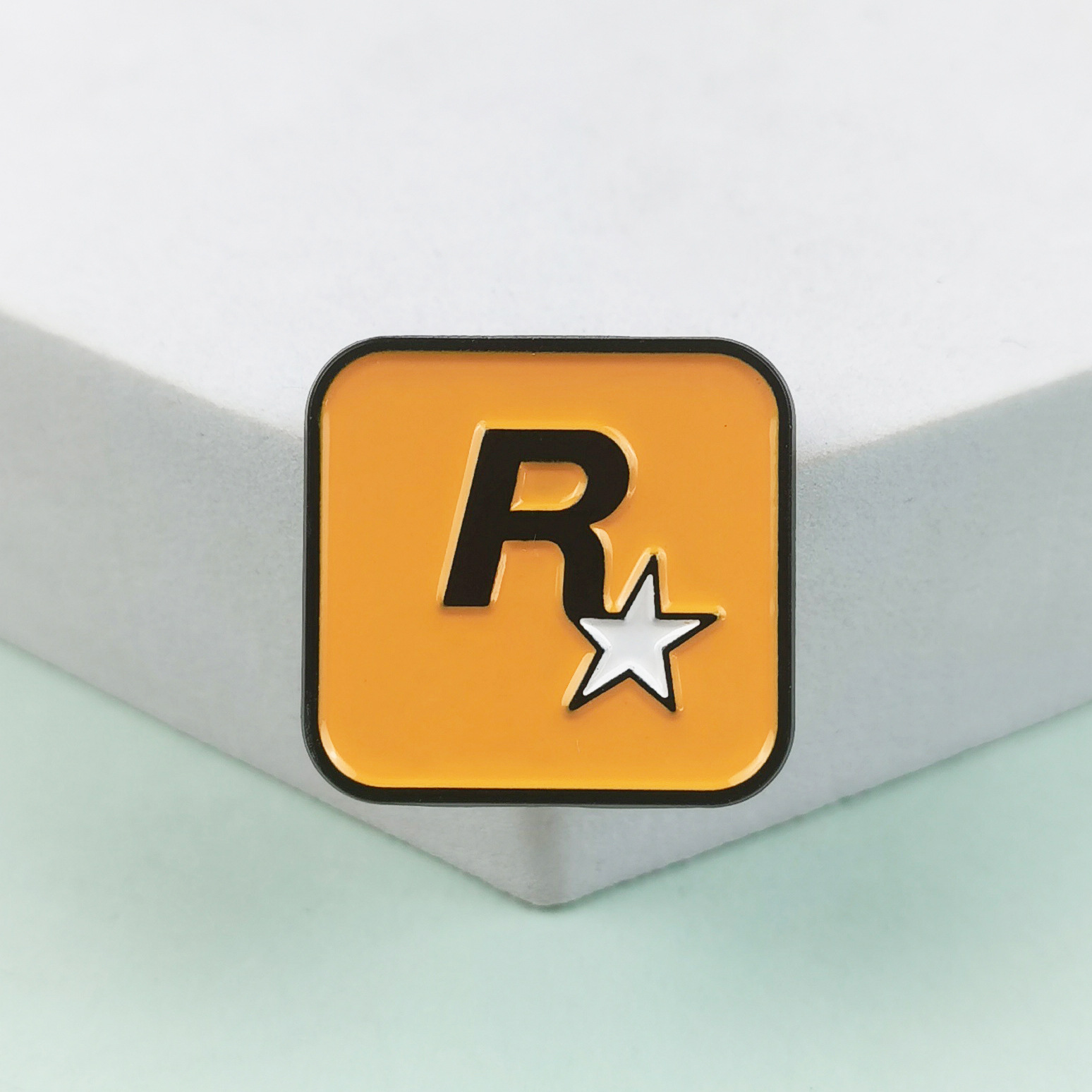 Juego de carreras logo broche periférico ins personalidad R estrella geométrica accesorios mochila para niños decoración hebilla de alfiler