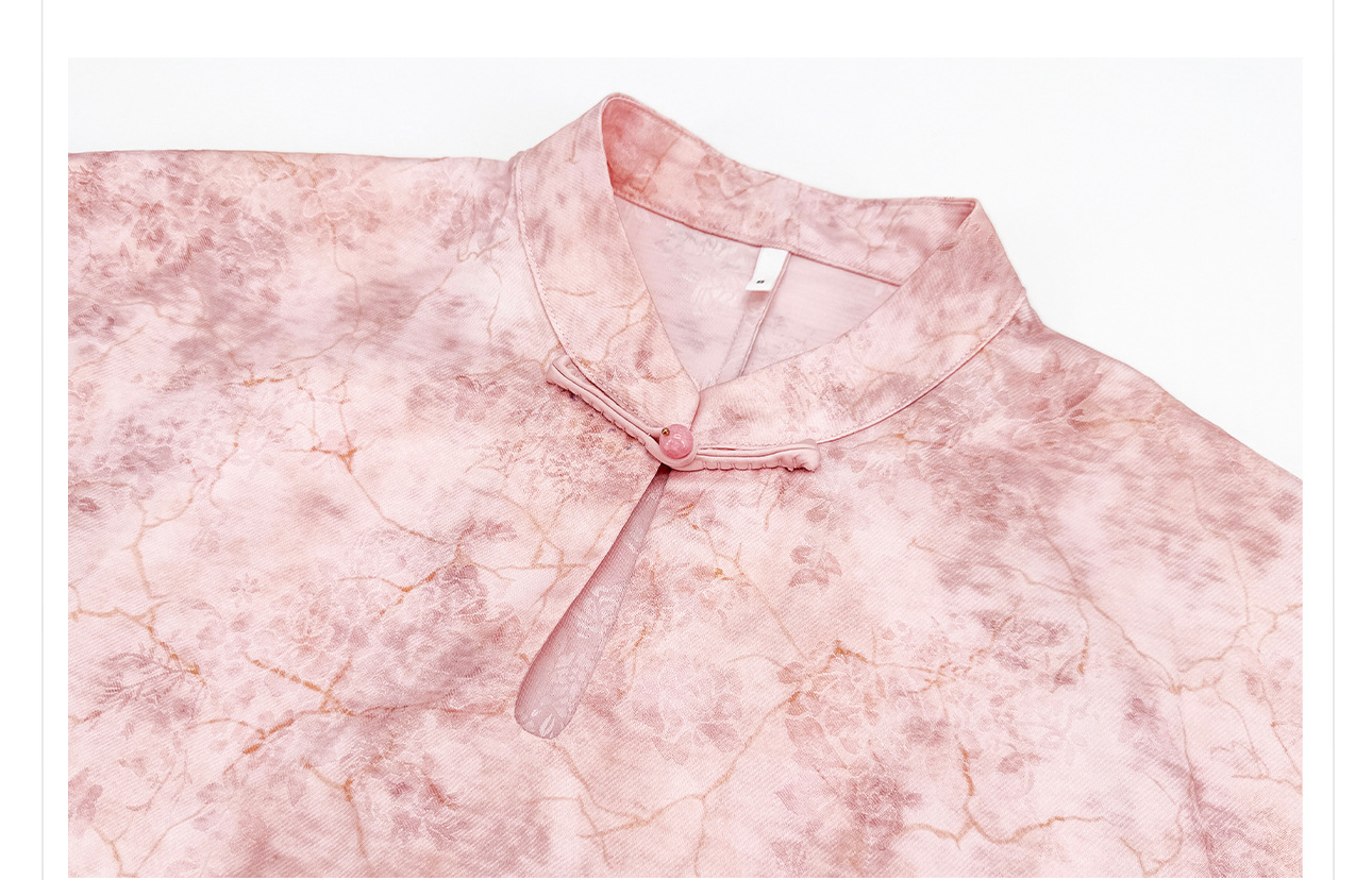 Đầm maxi nữ thắt eo thiết kế jacquard họa tiết hoa văn cổ điển, tay ngắn, cổ đứng — màu hồng chi tiết 20