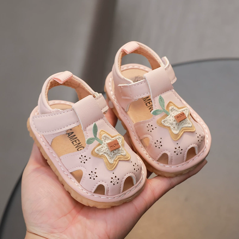 Летние детские мультяшные милые тапочки в стиле Crocs, для девочек раннего возраста, лето 2025, мягкая подошва