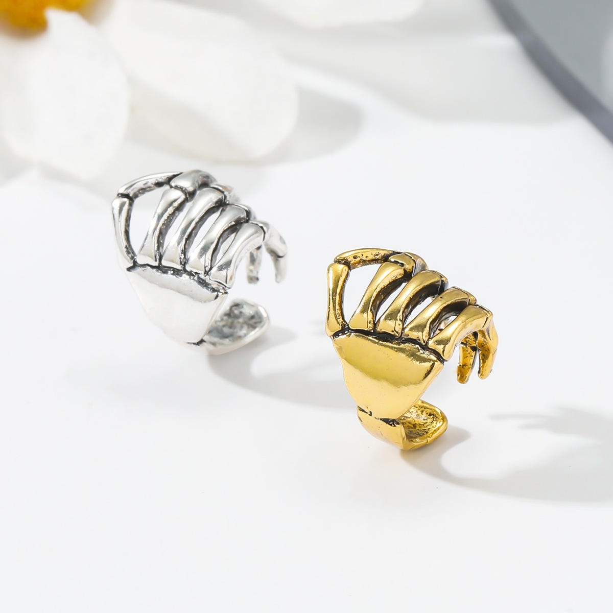 Moda europea y americana retro personalizado Halloween cráneo columna punk estilo earless clip de oreja extraña mano oreja clip de hueso