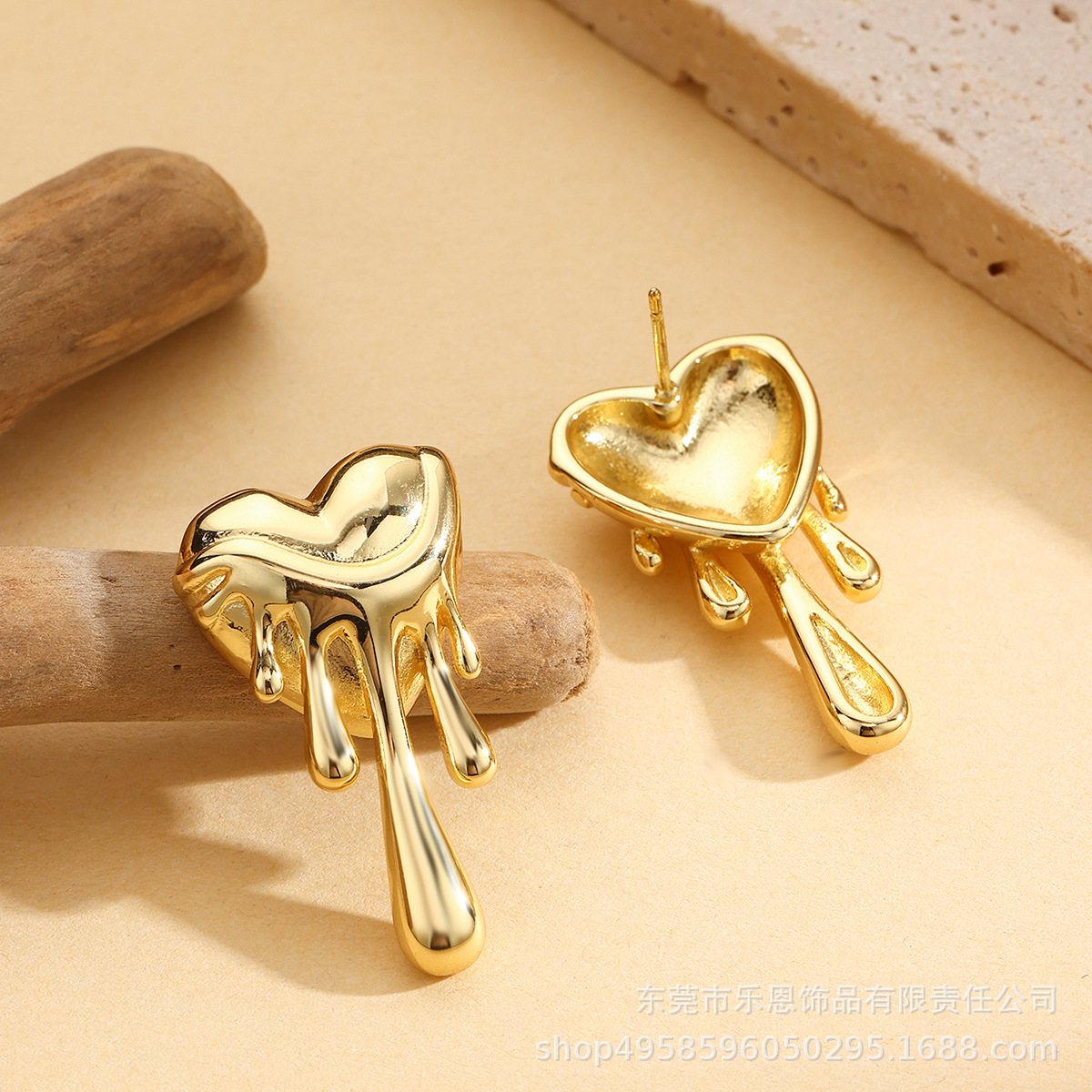 Pendientes de amor de acero de titanio populares europeos y americanos, diseño creativo de moda, lujo ligero, pendientes de corazón de melocotón de alta gama, pendientes transfronterizos