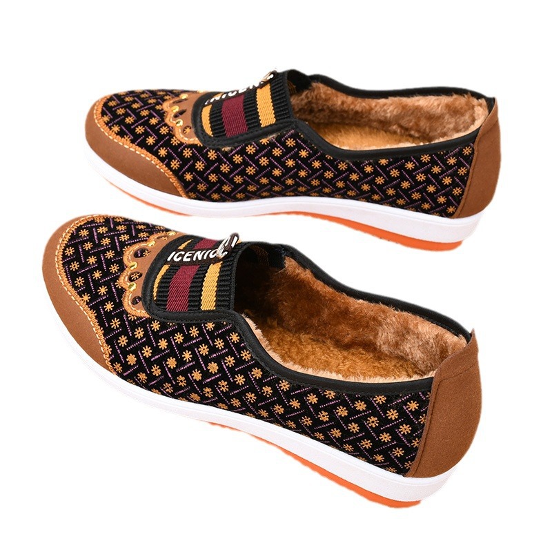 Zapatos viejos de tela de Beijing zapatos viejos de algodón para mujer zapatos bajos de invierno zapatos de Madre de mediana edad y ancianos engrosados cálidos dos de algodón para mujer al por mayor cero
