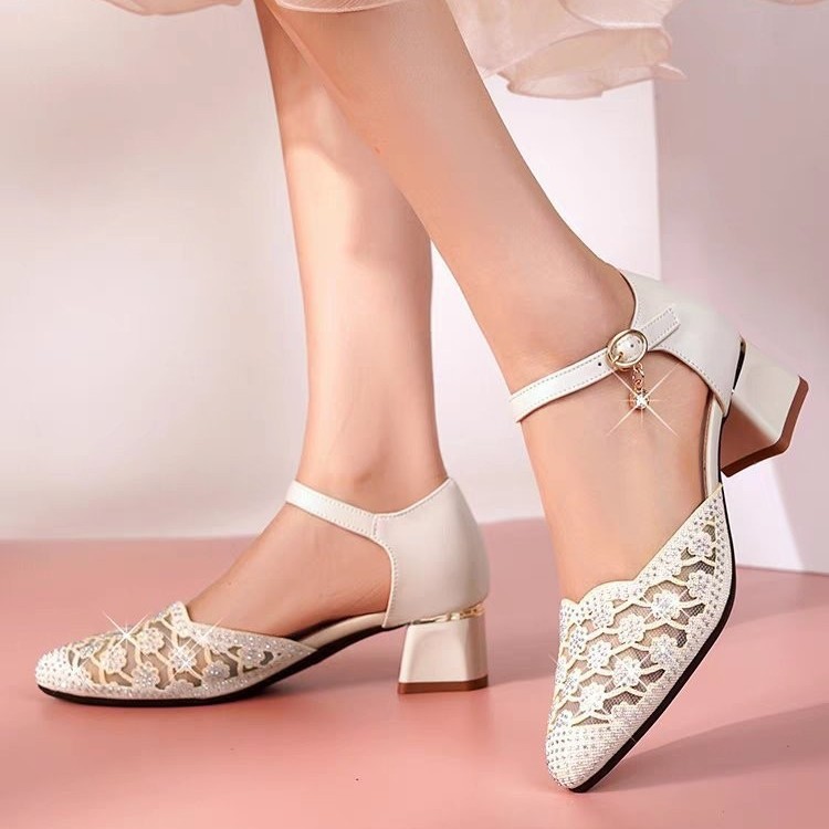 Nuevas sandalias para mujeres 2026 verano nuevo taladro de malla de diamante hueco de diamante suave zapatos de moda de madres