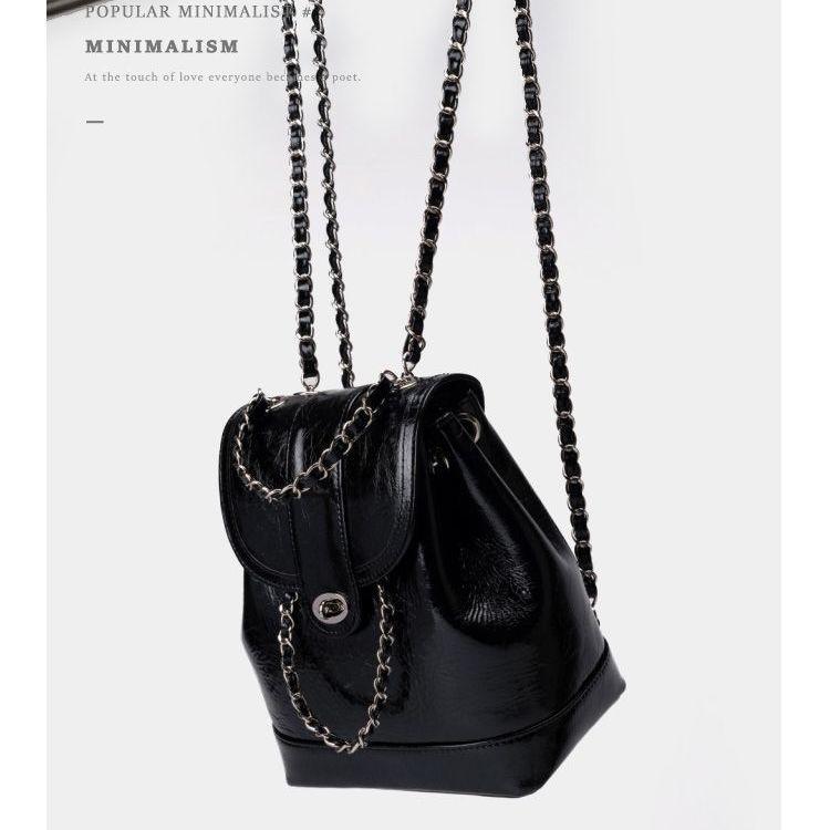 Mochila con cadena de metal y tapa abatible de estilo coreano, ligera y de lujo, mochila pequeña estilo Chanel, bolso versátil de gran capacidad para estudiantes y viajeros, bolso para mujer.