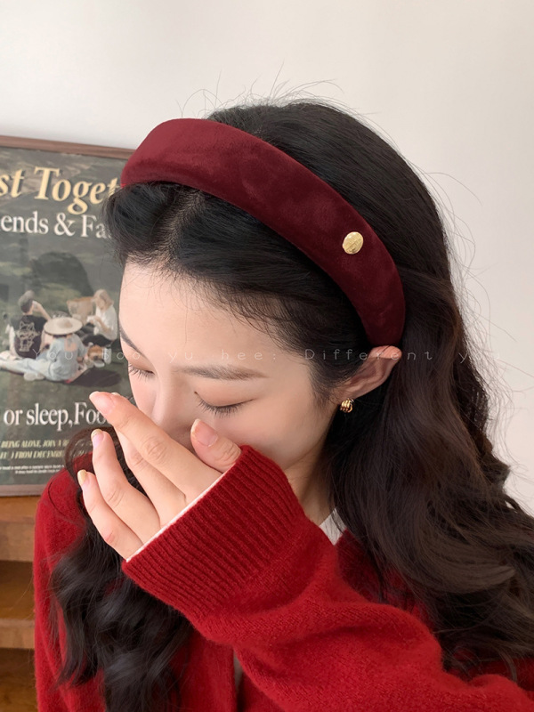 レトロな香港スタイルの赤いベルベットのヘッドバンド女性の季節のハイエンド美白ヘッドバンド 2025 新しい高頭頂頭飾りヘアアクセサリー|undefined