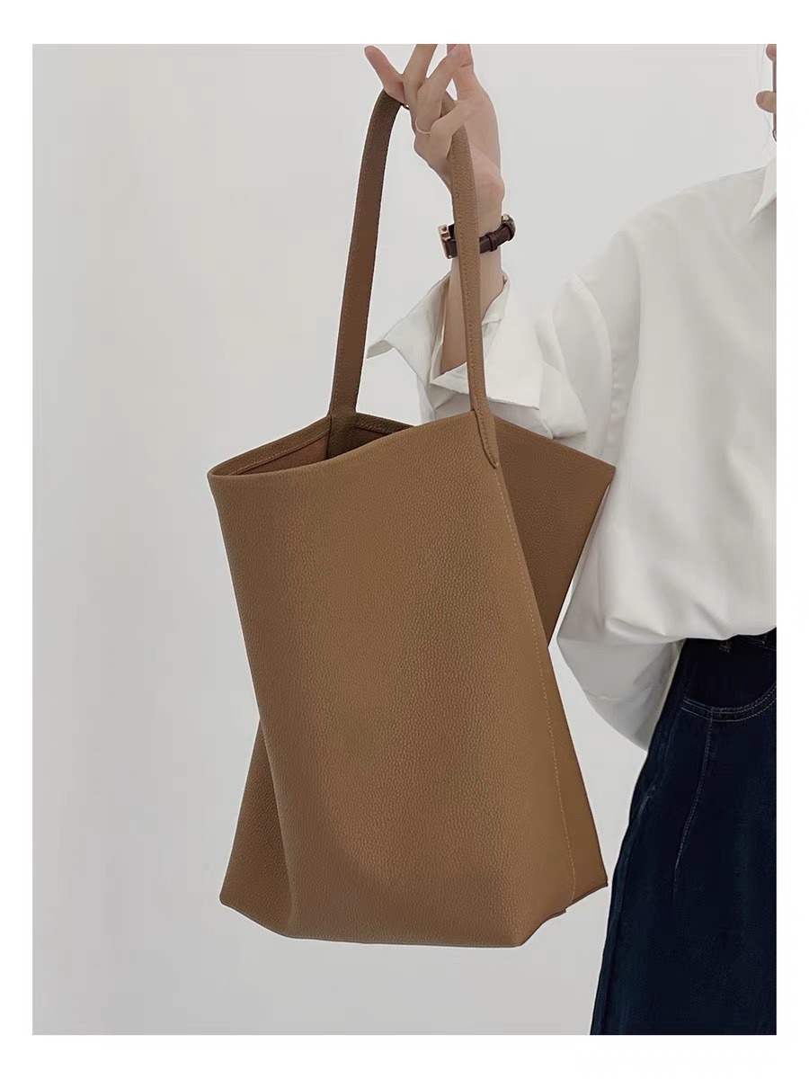 牛革トートバッグ女性のための 2025 新しいシングルショルダー大容量ショッピングバッグカジュアル怠惰なスタイル脇の下バッグ通勤バッグ