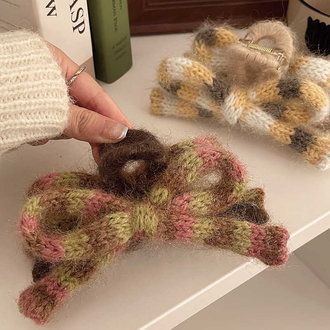 毛線蝴蝶結抓夾女2024新款大號盤發鯊魚夾高級感後腦勺髮夾子頭飾