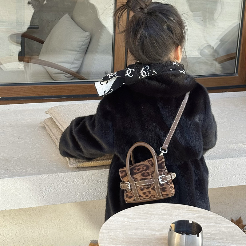 Moda coreana popular para niños y niñas bolsas de hombro de color sólido mini bolsas de mano para bebés 2026 nuevo patrón de leopardo bolsas para niños
