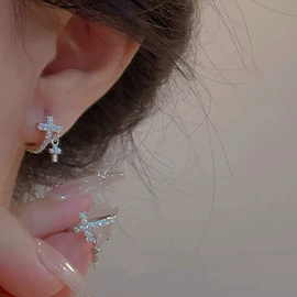 项链;耳钉;手链