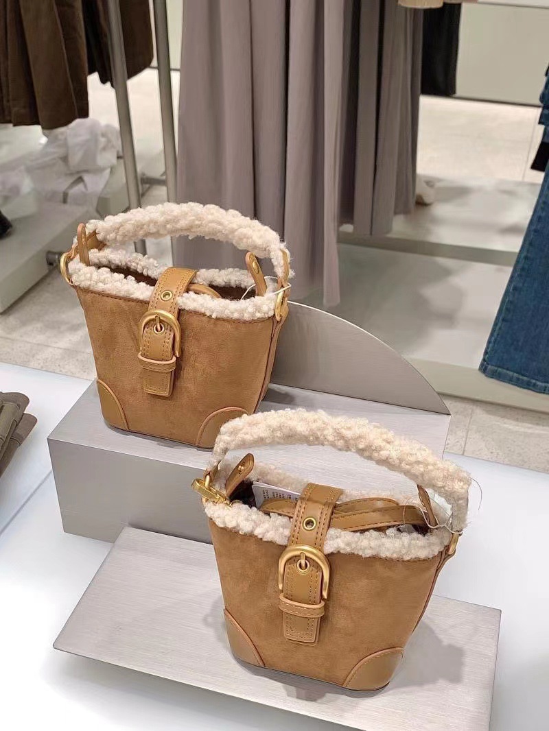 2023 Neue Herbst/Winter-Diagonal-Straddle-Tasche für Damen-Freizeit, Retro- und vielseitige Atmosphäre, Plüsch-Rand-Handheld-Umhängetasche, Plüsch-Tasche_voghion.com