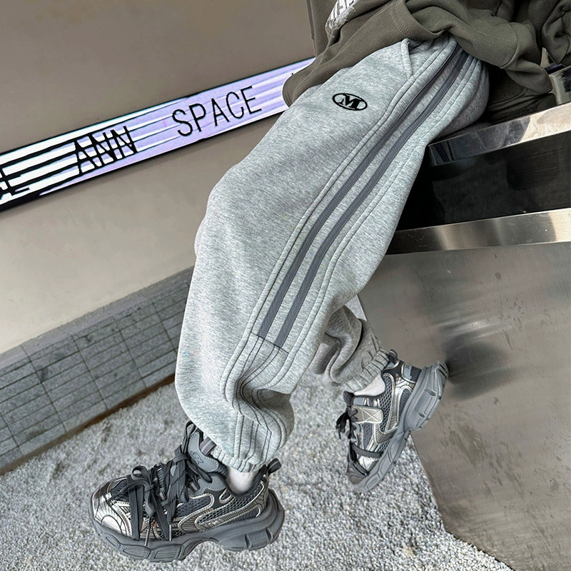 Простые дикие брюки весной и осенью