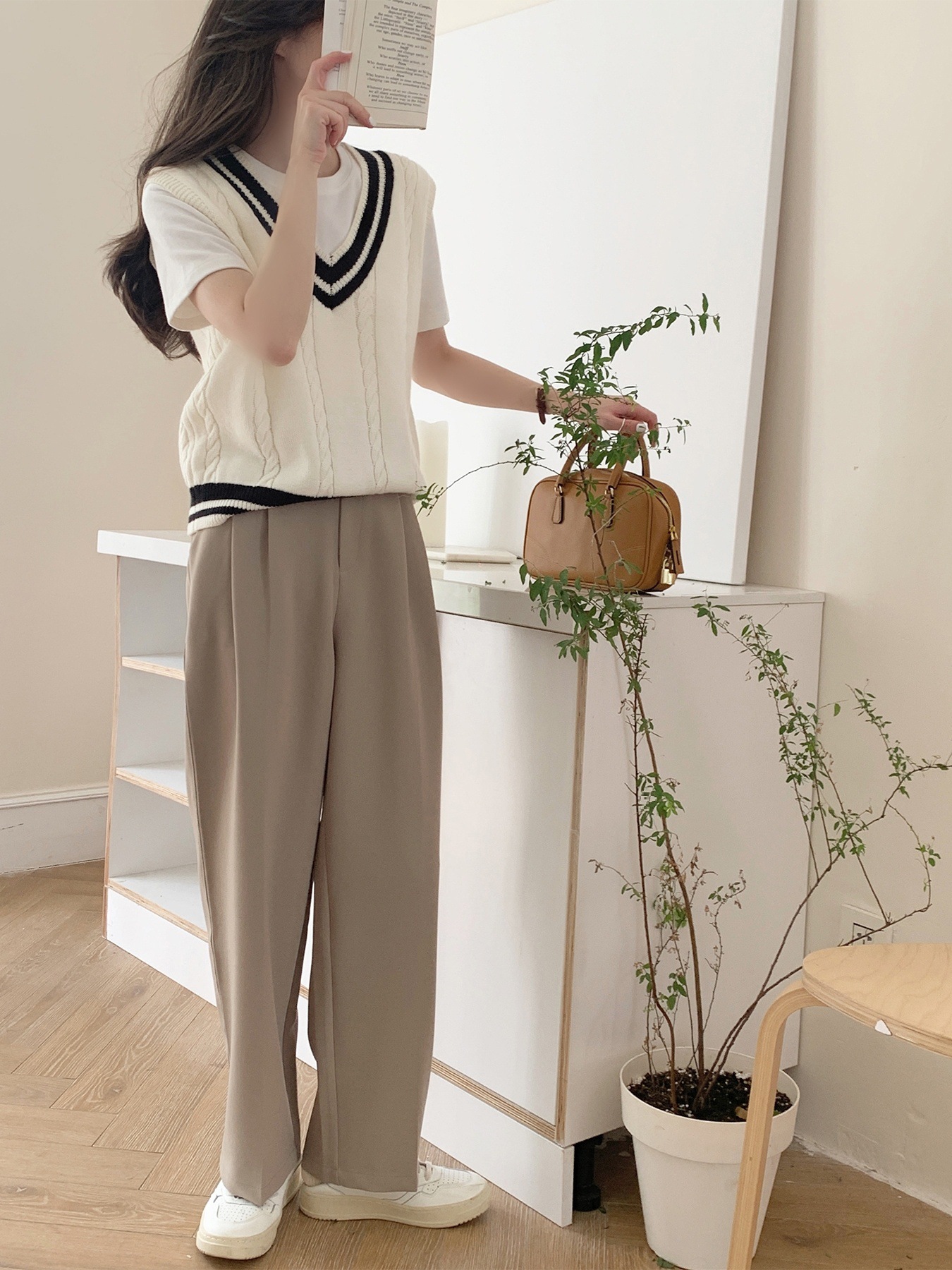 College-Stil kontrastierende Farbe V-Ausschnitt Strickweste für Frauen im frühen Frühjahr, 2024 neuer Stil, oben gestapelt, kann_voghion.com