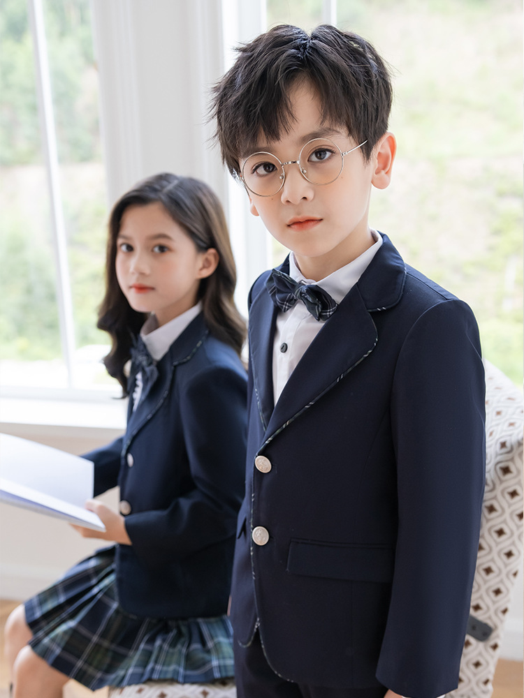 小学生のクラス服の冬の制服は英倫風幼稚園の園服の子供とベルベットのスーツのセットの演技服のコートです。