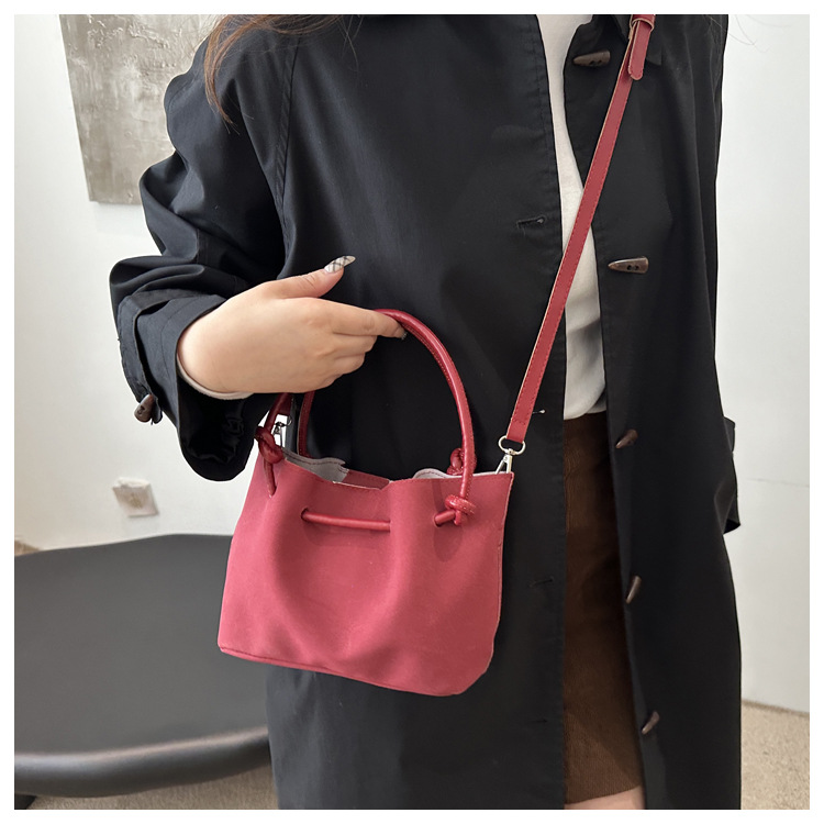 225g Weight Polyester Lining Material Sewing Thread Fashion Element Zipper, Magnetic Buckle Closure Type Top Handle Strap Type Handbag Bags Type Daily Occasion Pu Leather Material Solid Color Pattern All Seasons Season Women's Gender Classic Style Style Bucket Shape Medium Size Women's Medium Pu Leather Solid Color Classic Style Sewing Thread Bucket Zipper Magnetic Buckle Handbag 4