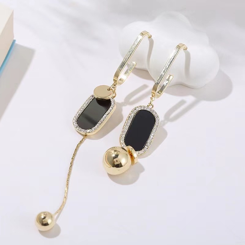 Women's Earrings style long asymmetrical tassel earrings for women with round faces, slimming, fashionable, light luxury and high-end earrings trend_voghion.com