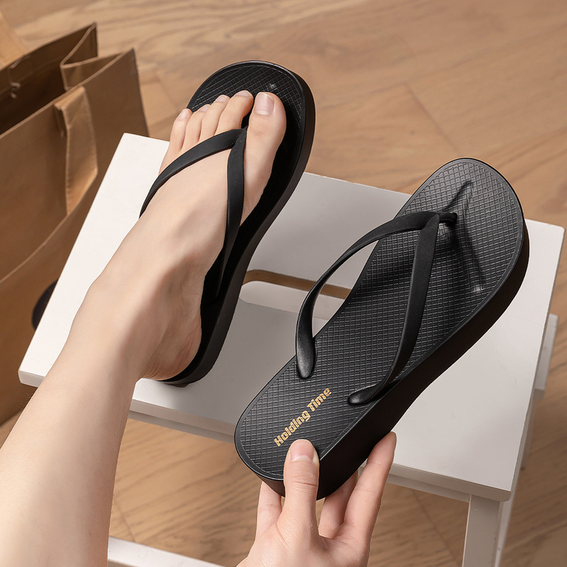 Thick-Soled Flip-Flops for Women, Summer Outdoor Wear, 2026 New Model, Height-Increasing, Non-Slip, Black, Fashionable Beach Sandals for Women