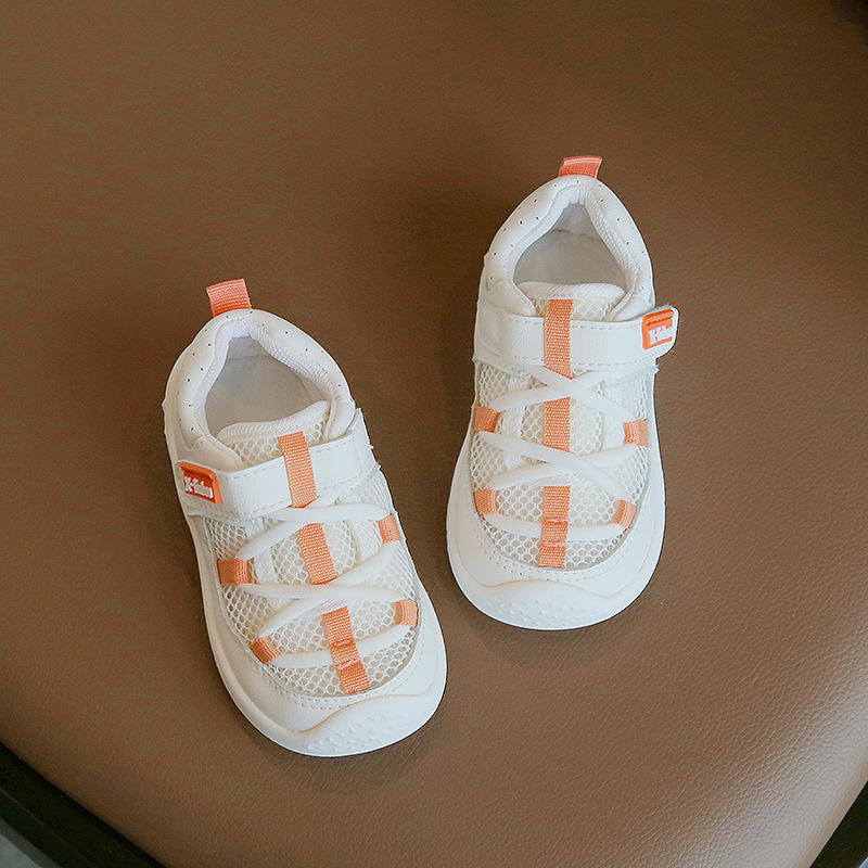 Nuevos zapatos de bebé de color puro de primavera y otoño de Punta cerrada zapatos de bebé de fondo suave para niños zapatos de velcro para niños zapatos de playa para bebés de moda