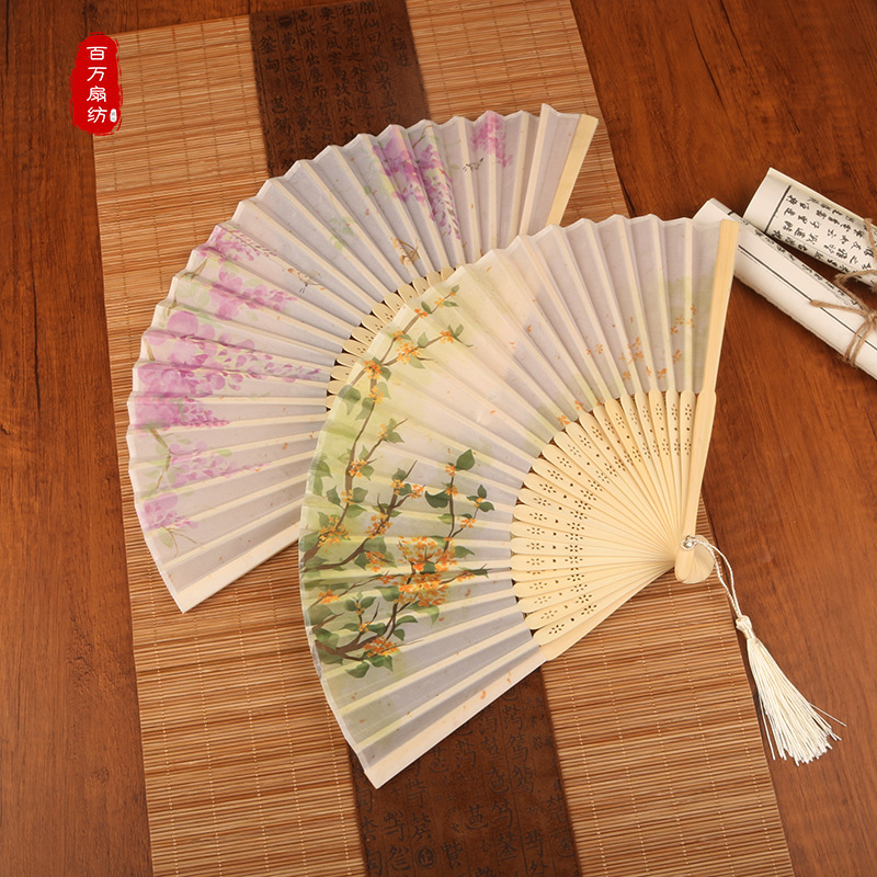 卸売りの扇風機の女性の中国風の時代劇の漢服の舞踊の扇風機の夏は日本式と扇風機の小さい絹布の扇子を身につけます。|undefined
