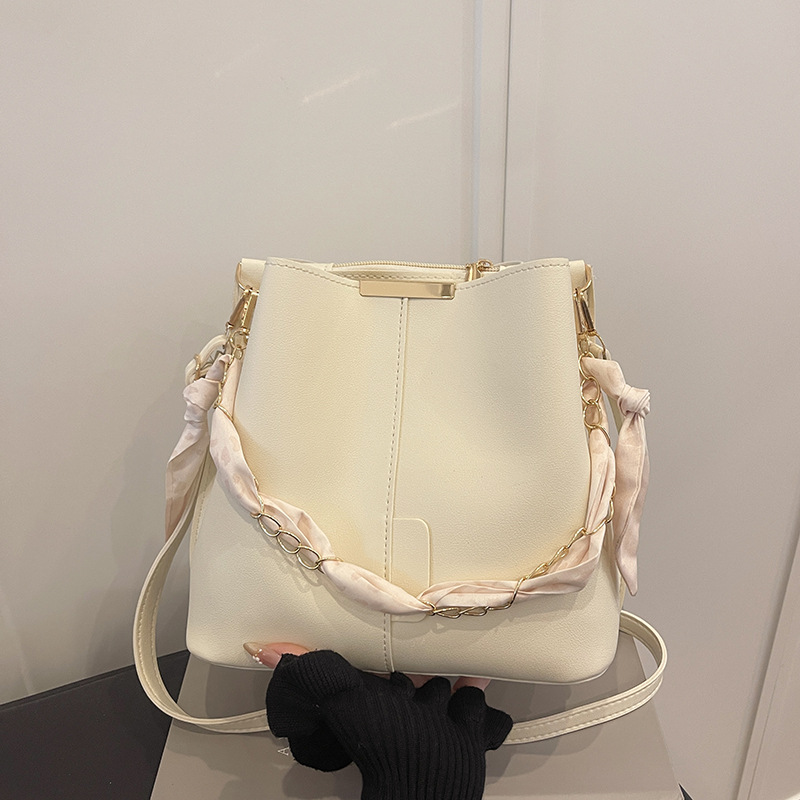 Bolsa de cubo de moda versátil de color sólido alta sensación de bolso de brazo popular ins2026 bolso de gran capacidad de transporte