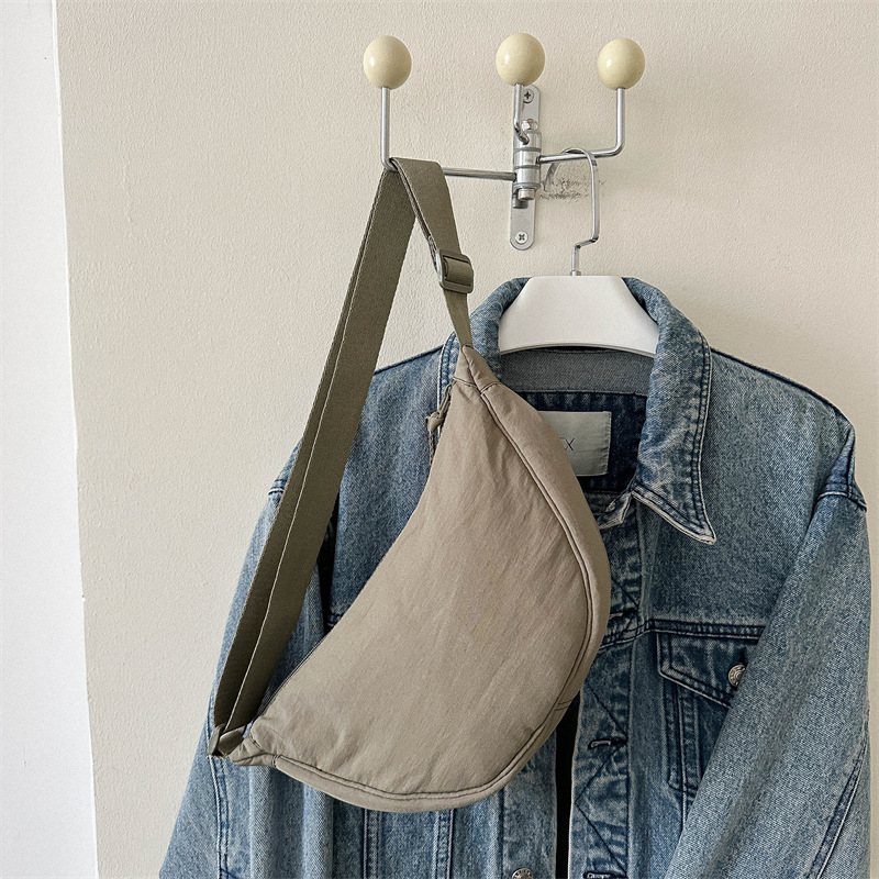 Nueva bola de masa femenina 2023 otoño marea bolsa de hombro simple moda nylon tela deportes mensajero bolsa