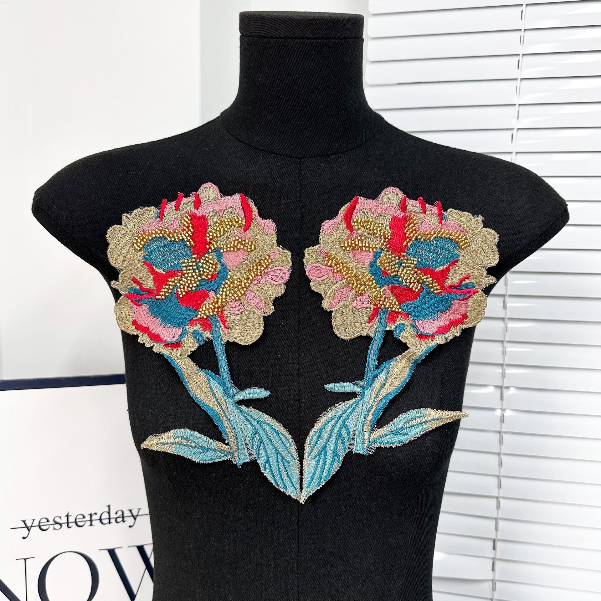 Nuevas flores bordadas coloridas de estilo nacional industria pesada de prendas de vestir accesorios de decoración de prendas de vestir accesorios de prendas de vestir spot transfronterizo