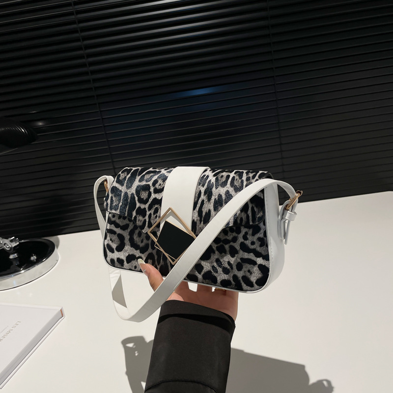 2024 invierno nuevo bolso de brazo de aire de moda simple bolso cuadrado de viaje personalidad bolso de hombro de empalme de color