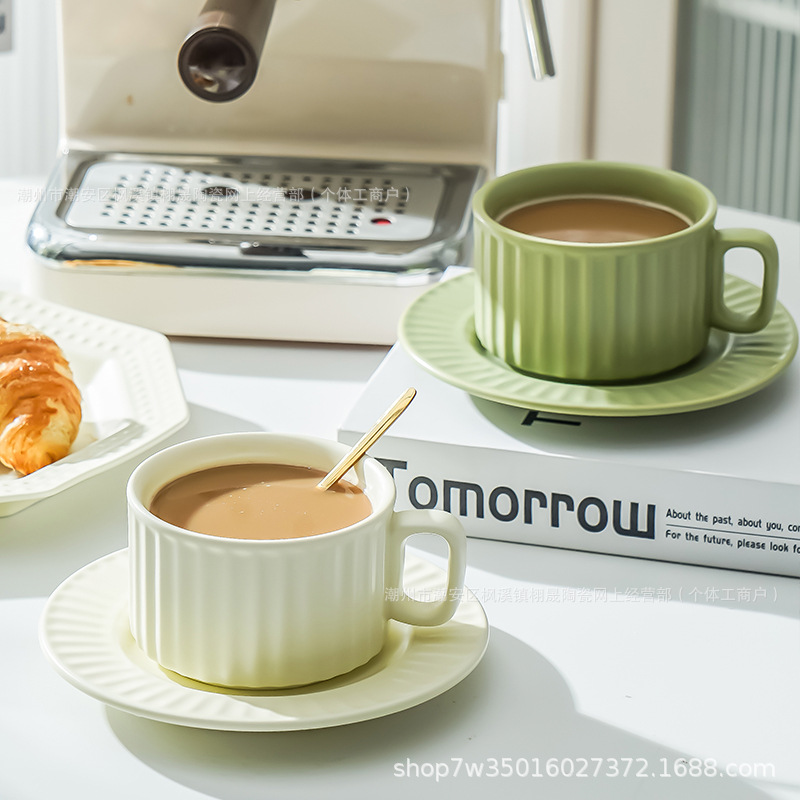 Ins Net Red Wind Juego de tazas y platillos de café de cerámica Coffee Shop Latte Taza Orejas colgantes Taza de café de mano