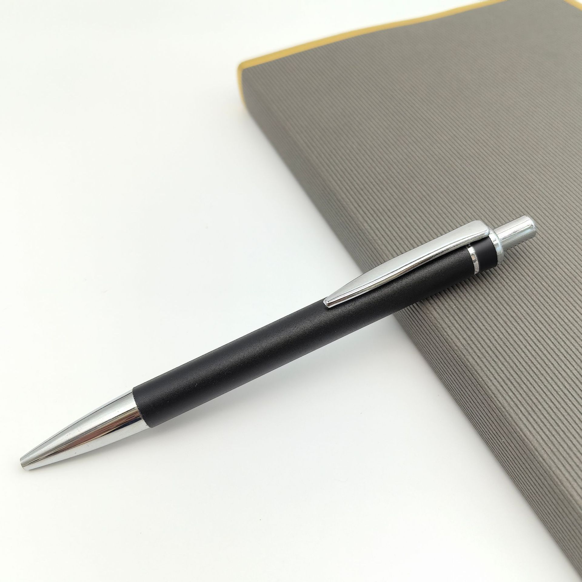 Bolígrafo de metal al por mayor aluminio esmerilado bolígrafo de regalo creativo bolígrafo personalizado logotipo de color láser