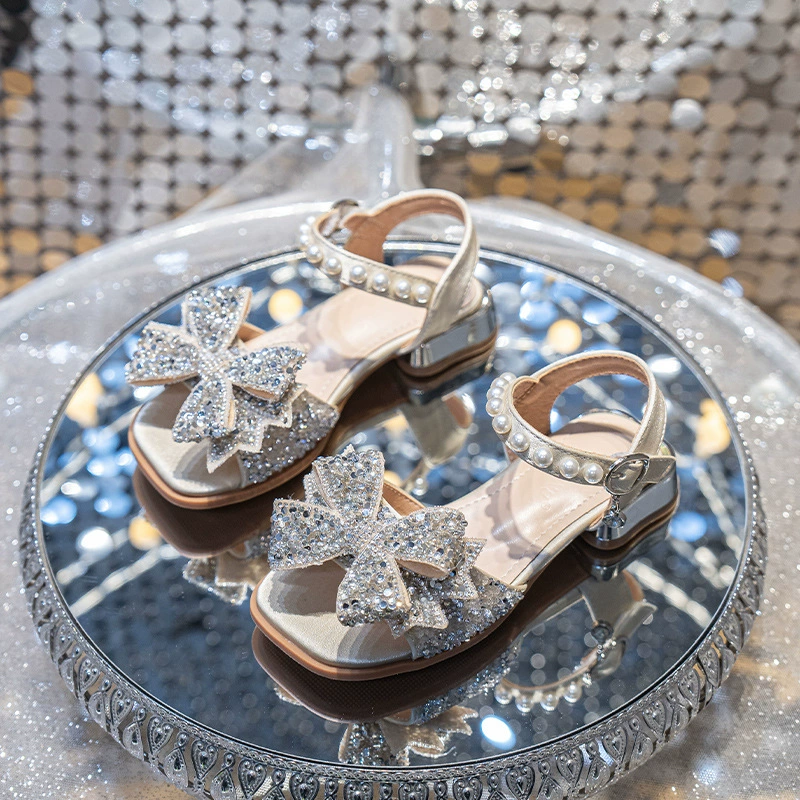Детские босоножки на каблуке для девочек, лето 2025, новые, жемчужные, нарядные, нескользящие, с перфорацией, стразами