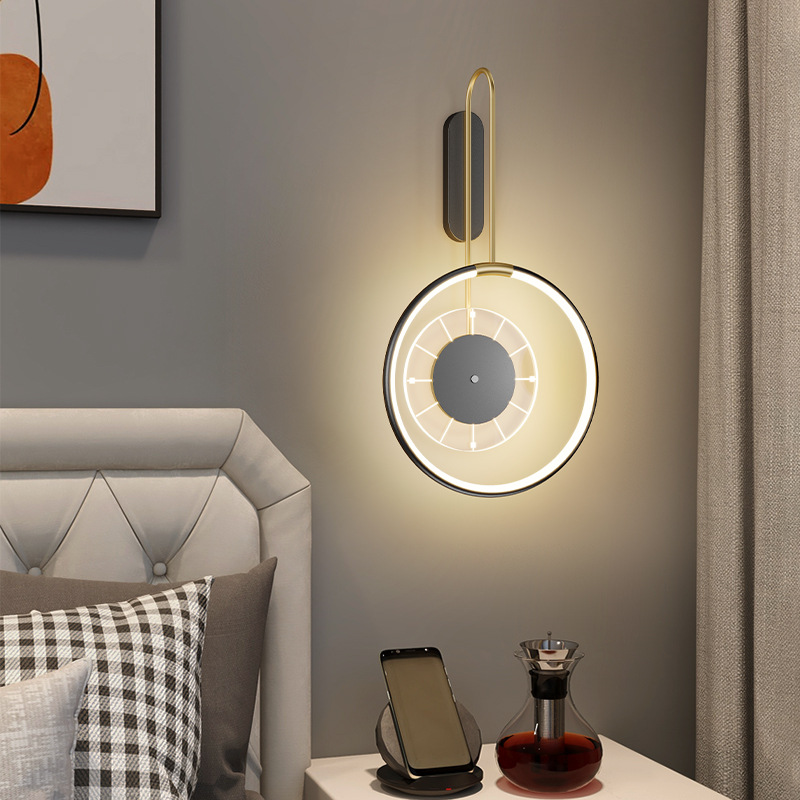 Escaleras de dormitorio lujosas con lámparas de cabecera lujosas reloj lámparas de pared lámparas de fondo TV creativa pared de fondo sala de estar