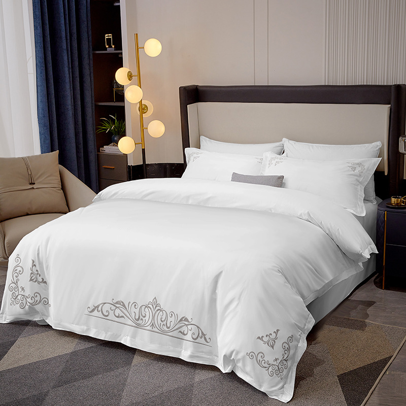 Hoteles residenciales bordados blancos cuatro piezas de sábanas de lujo ligeras europeas sábanas tres o cuatro piezas de sábanas al por mayor