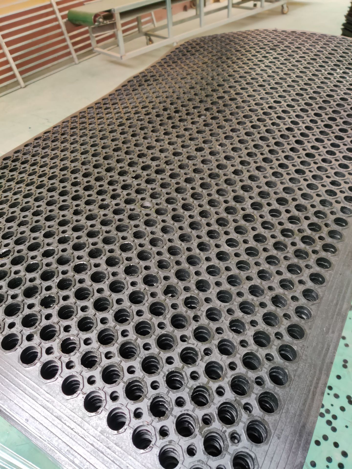 橡胶防滑垫  建筑工地用橡胶垫  甲板休息室用橡胶孔垫 云程