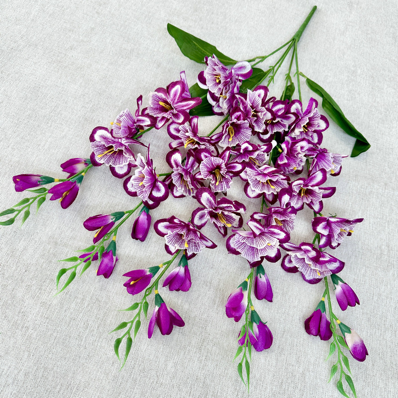 シルク印刷の大水仙の造花のシミュレーションの花束は食卓を飾って花を飾って客間を飾って人工花を飾っています。|undefined