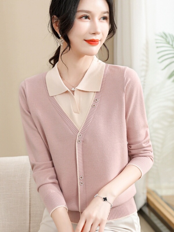 お母さんの秋の服の洋風の偽の上着のニットの底のシャツの中で年配の女性の春秋は長袖のプルオーバーのセーターをめくります。|undefined