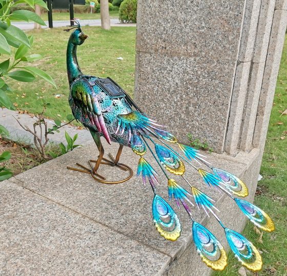 Foreign trade exports to Europe and the United States outdoor lawn paint hand-painted iron products solar lights animal ornaments low Peacock decoration