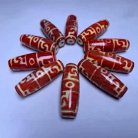 Старый материал с узором в виде чешуи дракона, красные внутренние бусины дзи оранжевого цвета, старый и антикварный внешний вид, маслянистый и маслянистый.