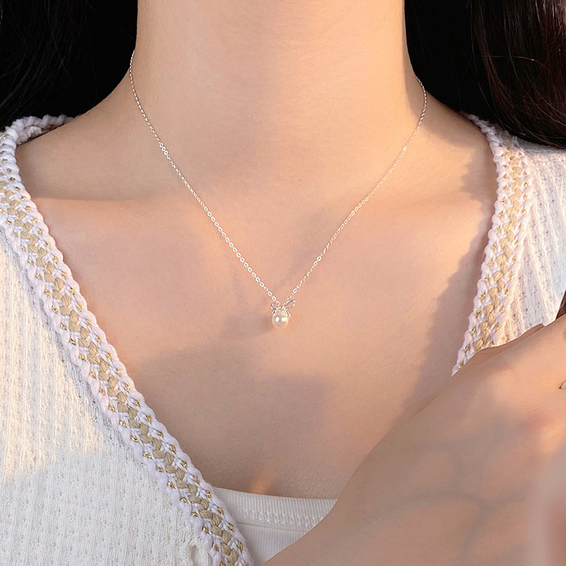 Elegant brand sophisticated necklace with bow from pearl