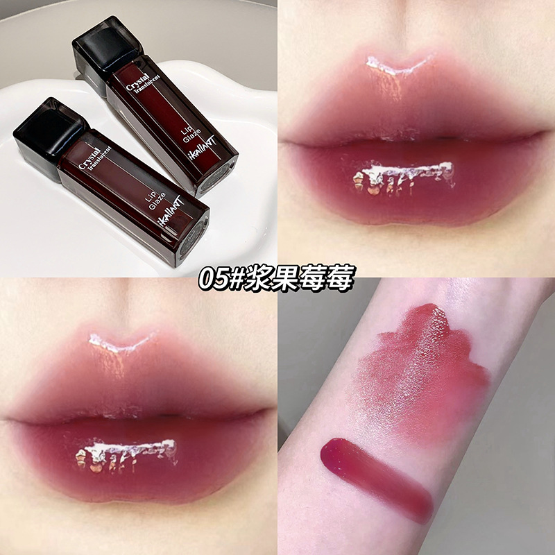 El esmalte de labios brillante y delicado de Ke Lauder no es fácil de tocar en la taza. El espejo de luz de agua muestra lápiz labial blanco. Cosméticos de maquillaje