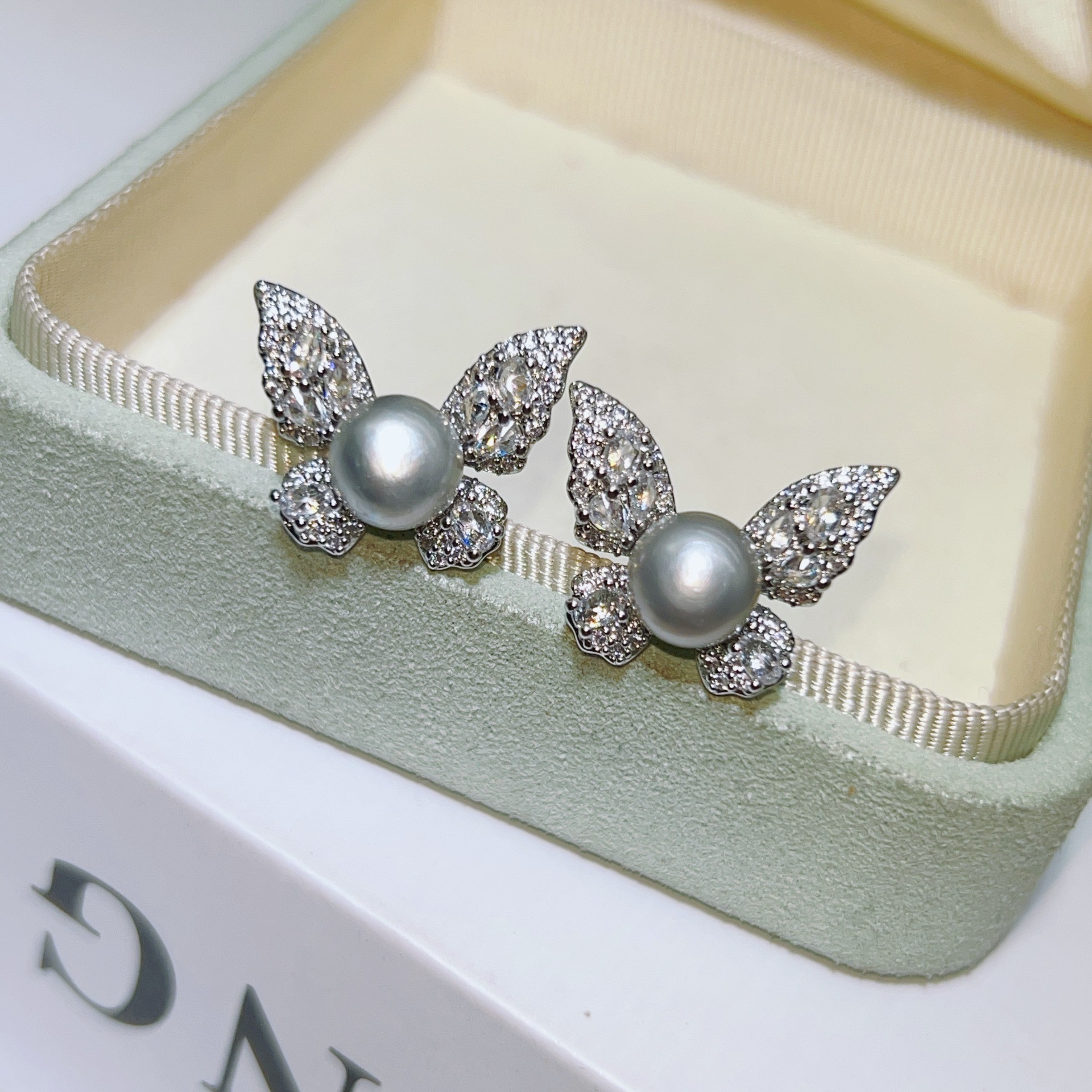 그레이 진주 귀걸이