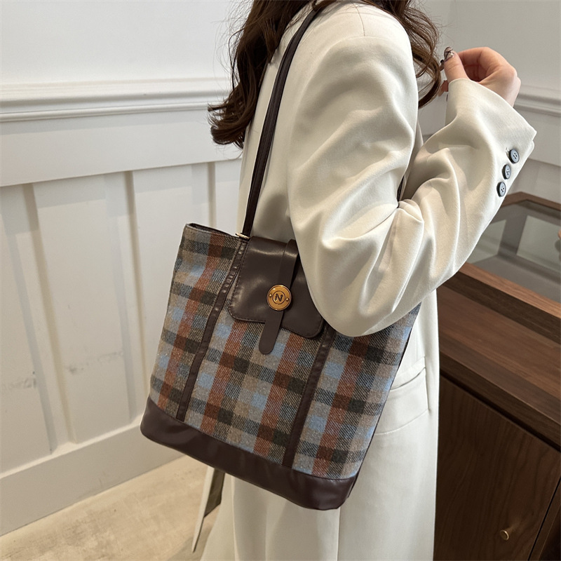 Bolsas de invierno a cuadros de gran capacidad para mujeres otoño y invierno 2024 nueva moda retro bolsas de tote versátiles mochila de hombro casual