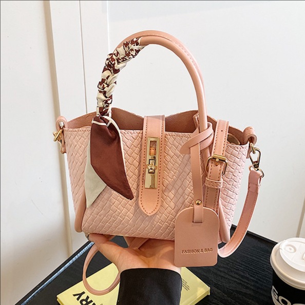 Bolsos Bolsos de moda femenina Bolsos de cubo de canasta de verduras 2025 nuevo bolso de hombro salvaje bolso de mensajero tejido extranjero