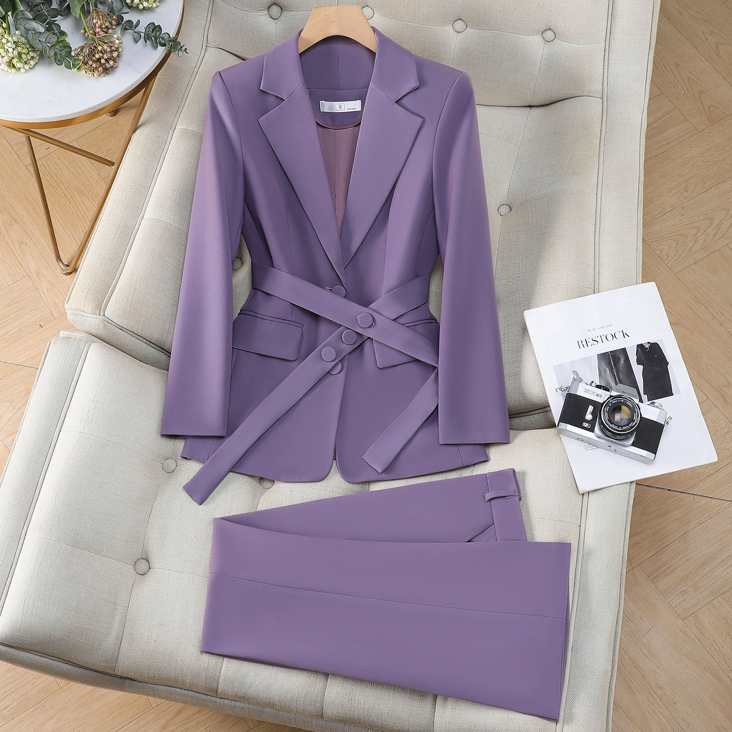 Conjunto feminino elegante de alfaiataria, com calça flare roxa e mangas compridas, perfeito para o outono e para a realização de exames de arte._voghion.com