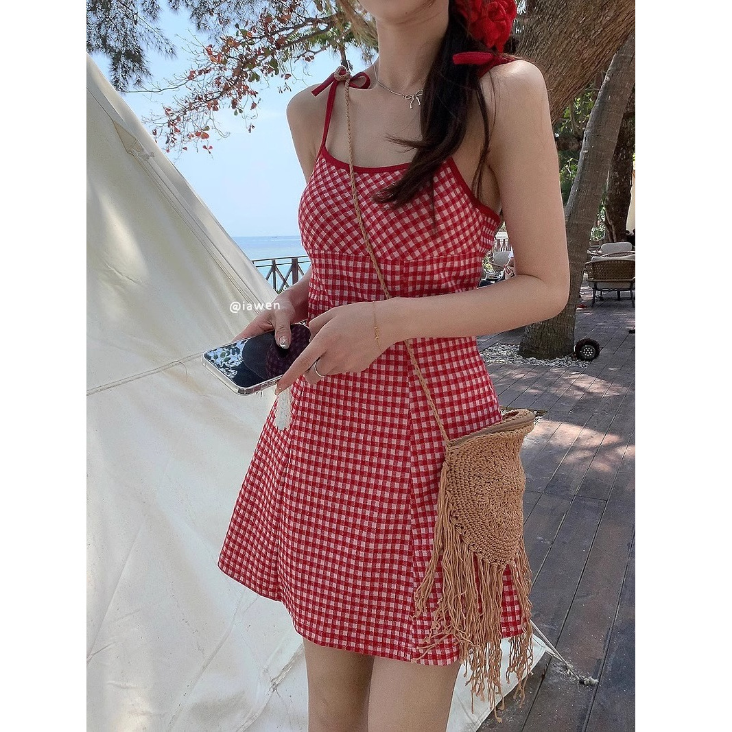 度假风海边红色格纹吊带连衣裙女夏新款甜美减龄系带露背短款裙子