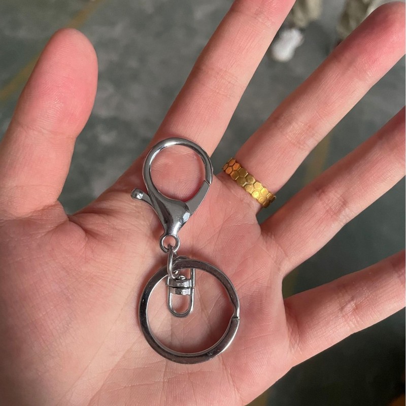 金属メッキのロブスターの鍵は腰の間の掛け物を掛けます。|undefined