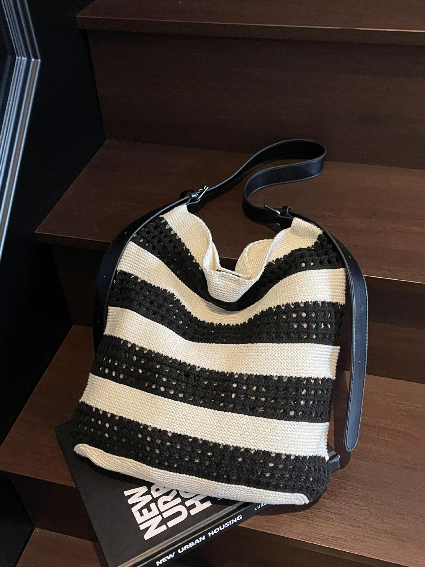 Verano 2025 nuevo estilo bolso tote tejido hueco de gran capacidad raya femenina balde de vacaciones junto al mar bolso tejido de paja